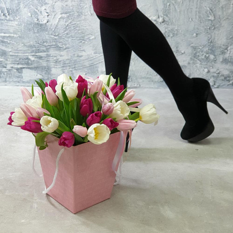 Бело-фиолетовые тюльпаны в коробочке с лентами - Фото 4