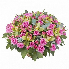 Букет из Розовых роз и орхидей в корзине