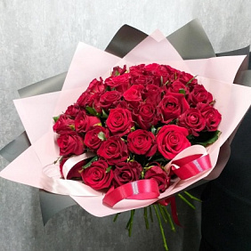 Букет из красных бархатных роз  "Сангрия "