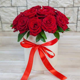 Коробка из 19 красных роз
