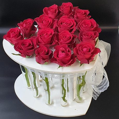 Красные розы в подставке в форме сердца с колбами - Фото 6