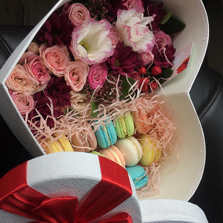 Коробка с цветами и макаруни N1 - Фото 3