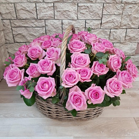 Корзина из 29 роз с эвкалиптом