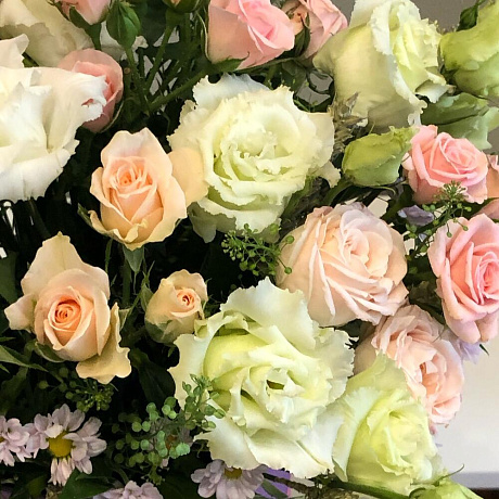 Цветы в коробке эустома и кустовая роза - Фото 5