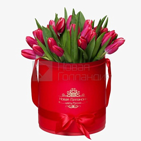 35 красных тюльпанов в красной шляпной коробке №229