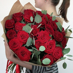 Букет красных роз с эвкалиптом