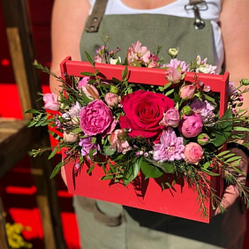 Ящик в розовых оттенках с цветами 30 см