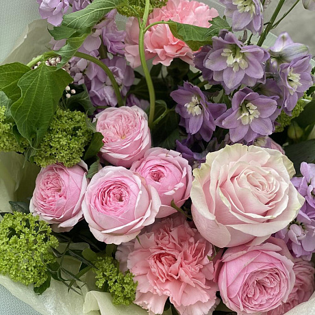 Букет Сиерра из дельфиниума, маттиолы, озотамнуса, вибурнума и роз - Фото 5