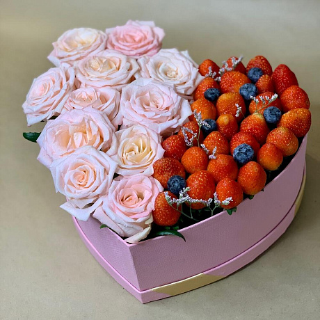 Цветы в коробке и клубникой - Фото 2