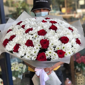 большой букет белых хризантем и красный роз