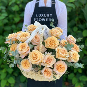 Корзина с цветами Luxury Flowers Розы и Эвкалипт