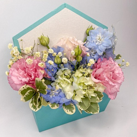 Голубая коробочка с цветами