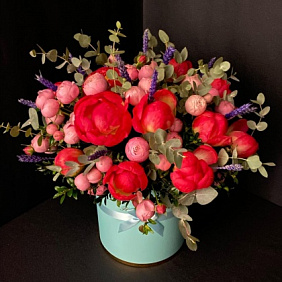 Пионы и роза пион в коробке