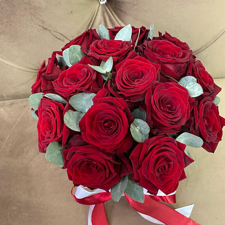 15 красных роз с эвкалиптом в белой шляпной коробке - Фото 2