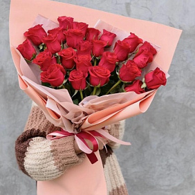 Букет из красных роз в стильной упаковке из фоамерана