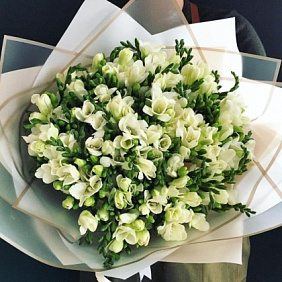 Букет цветов "Аромат фрезии"