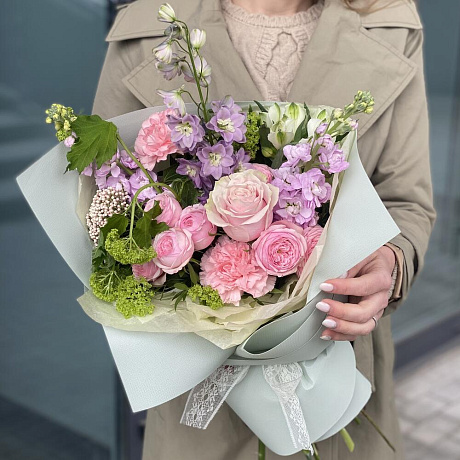 Букет Сиерра из дельфиниума, маттиолы, озотамнуса, вибурнума и роз - Фото 3