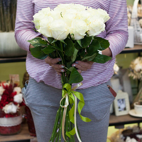 Букет из белых роз (15 роз) - Фото 3