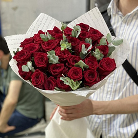 25 красных роз с зеленью