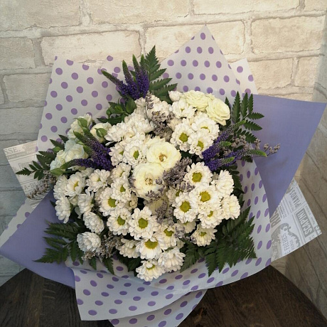 Букет из кустовых роз, ромашек и вероники - Фото 4