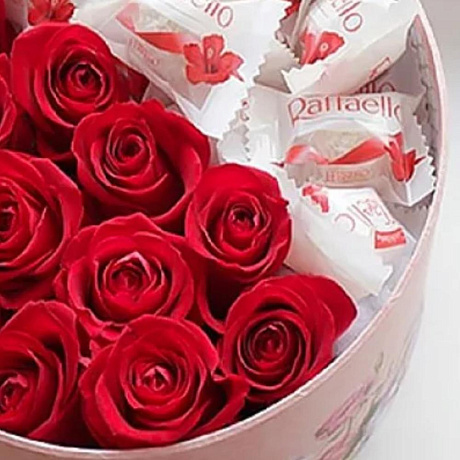 Шляпная коробка с розами и рафаело - Фото 3