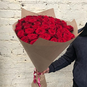 Букет красных роз в крафте