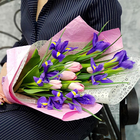 Букет из тюльпанов и ирисов Весенний №2 - Фото 3