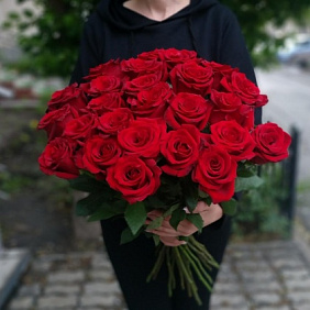 25 алых роз vip