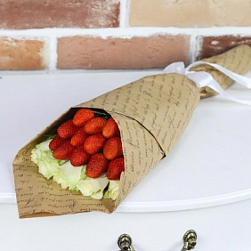 Букет комплимент. Белая Роза. Клубника. N907