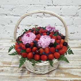Корзина с клубникой, голубикой, черешней и пионами (Корзина 25 см)