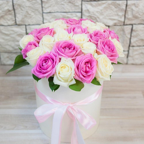 Коробка из 19 белых и розовых роз - Фото 5