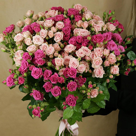 Букет из 25 кустовых кремовых и малиновых роз - Фото 3
