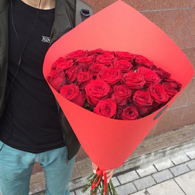 29 красных роз в бумаге