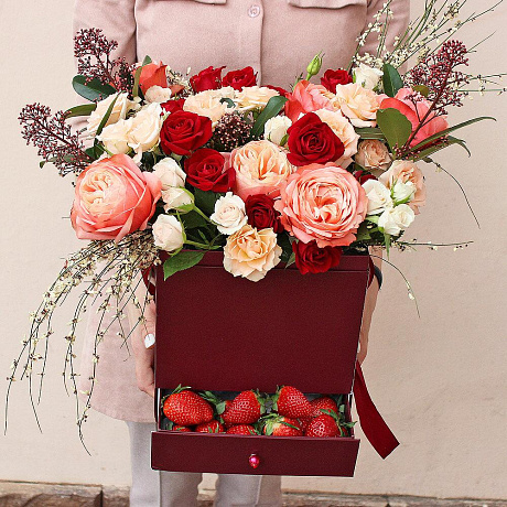 Цветы в коробке с клубникой Клубничный восторг - Фото 2