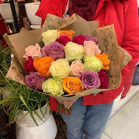 Букет из роз микс в крафте - Фото 5