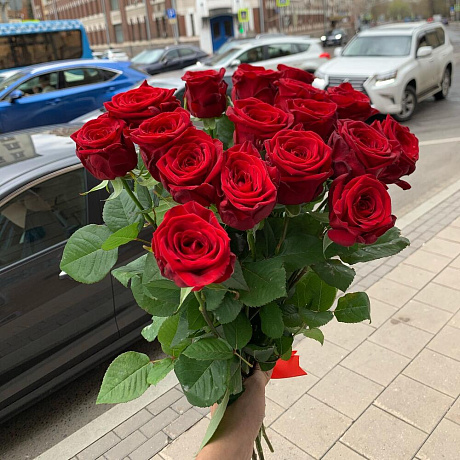 Моно букет из красных роз  - Фото 2