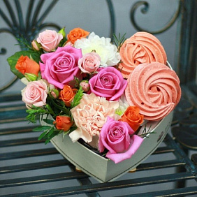 Коробочка цветов сердце с безе "Для тебя"