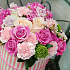 Шикарная композиция из роз, гвоздик и скимии в шляпной коробке - Фото 5