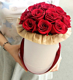 11 красных пионовидных роз Премиум в красной шляпной коробке