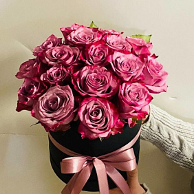 Фиолетовые розы в шляпной коробке