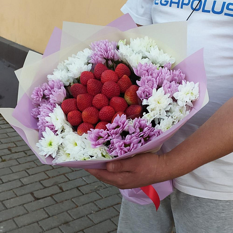 Букет из клубники с хризантемами - Фото 2