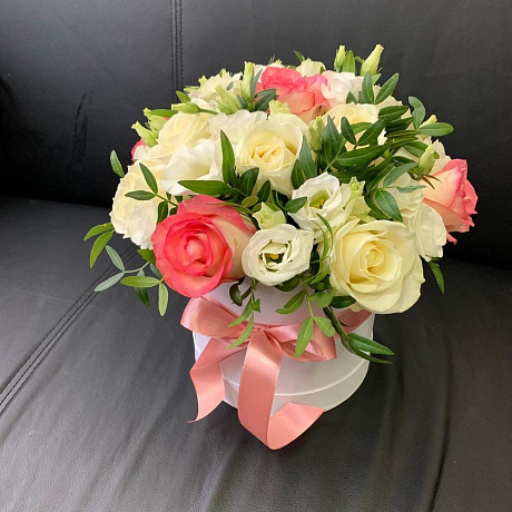 Микс из роз  и эустом в шляпной коробке - Фото 5