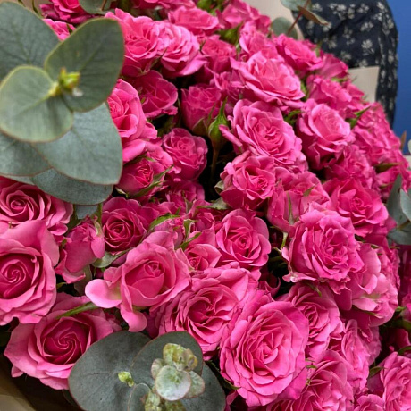 Букет из 51 розовой кустовой розы с зеленью - Фото 3