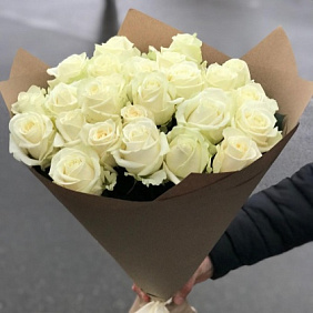 Букет из 21 белых роз
