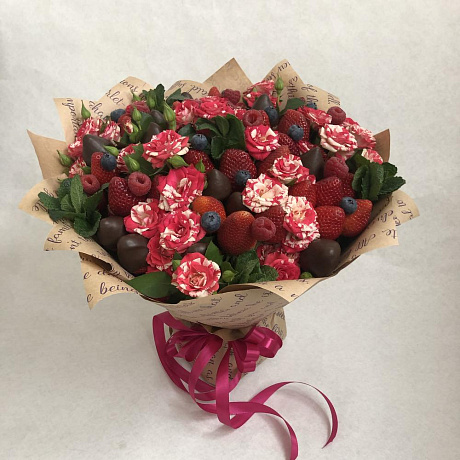 Букет из ярких розовых роз и ягод - Фото 3