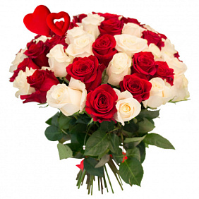 Букет из 51 белой и красной розы с сердцем