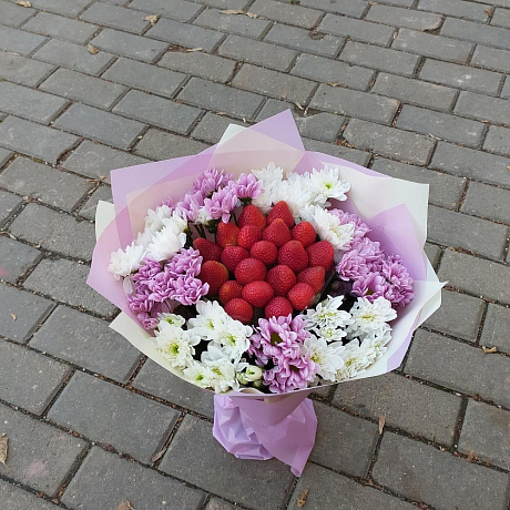 Букет из клубники с хризантемами - Фото 4