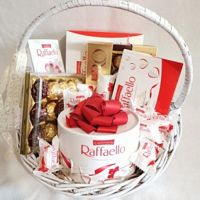 Корзина из Raffaello и Ferrero