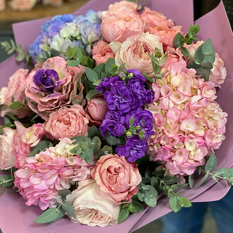 Букет из пионовидных роз, гортензии и брассики - Фото 2