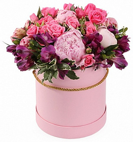 Букет из Пионов, розы и альстромерии в розовой шляпной коробке